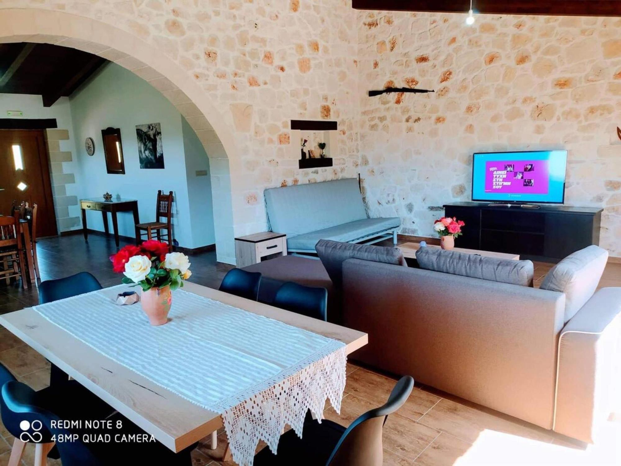 Traditional Villa In Pemonia Exterior photo