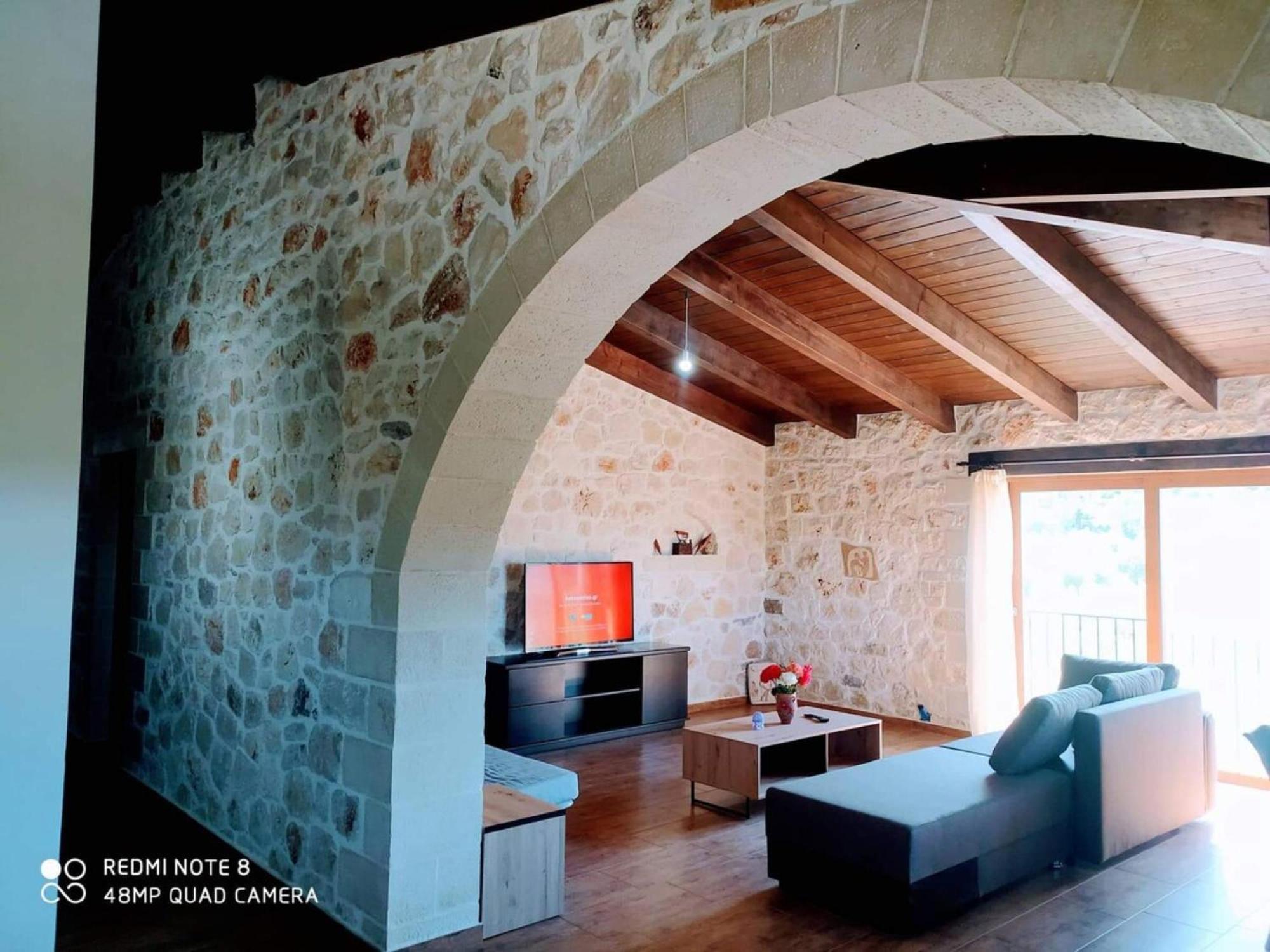 Traditional Villa In Pemonia Exterior photo