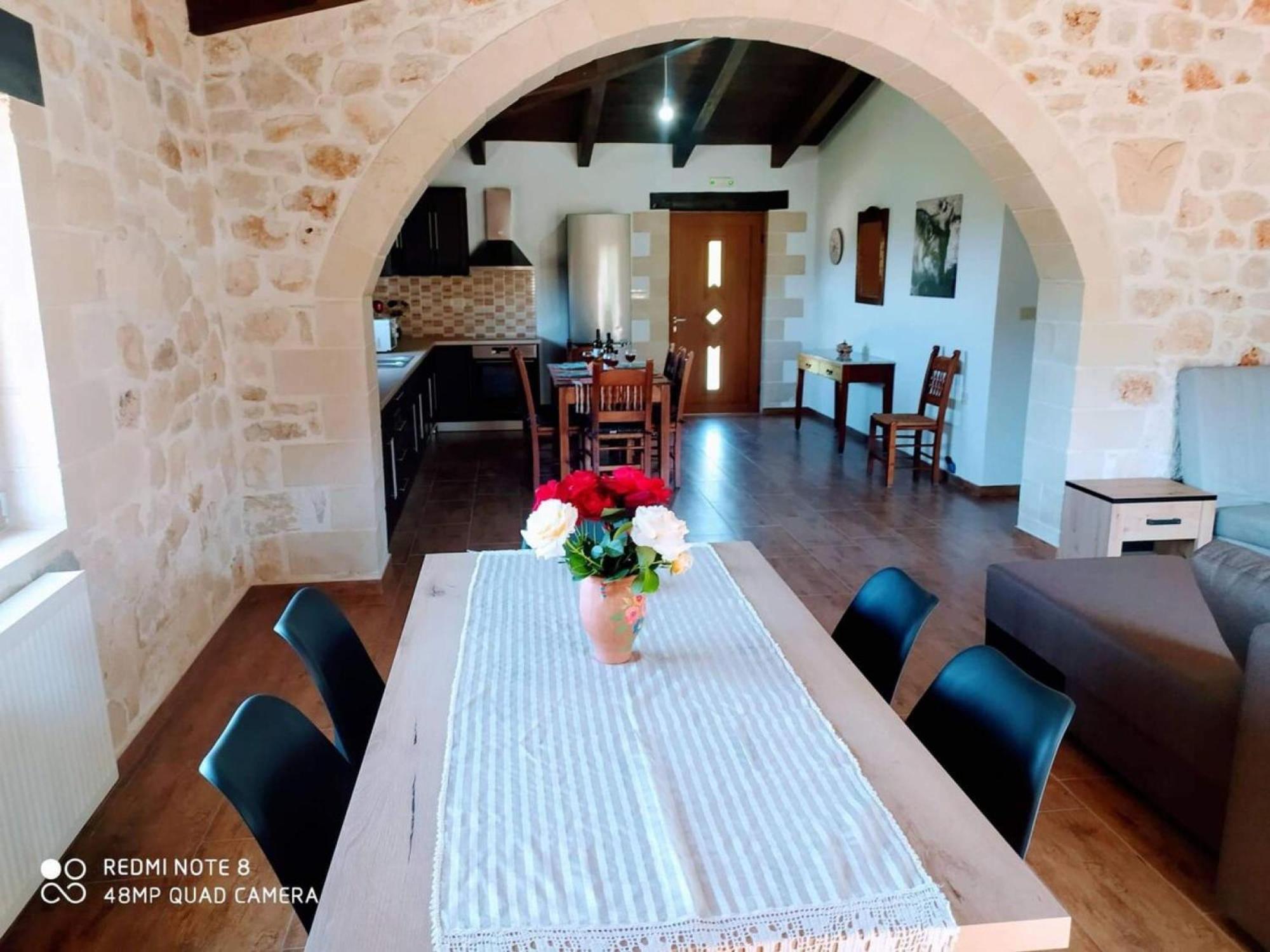 Traditional Villa In Pemonia Exterior photo